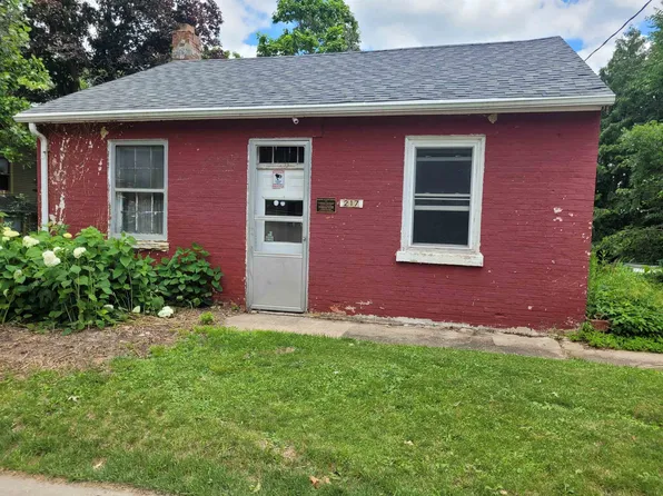 217 N Chestnut St, Mineral Point, WI 53565