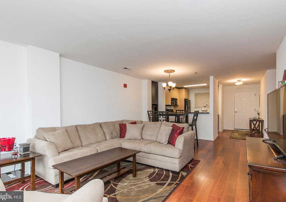 1st image of 2 Leverington Ave #40