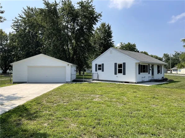 5573 W Suburban Rd, Decatur, IL 62522