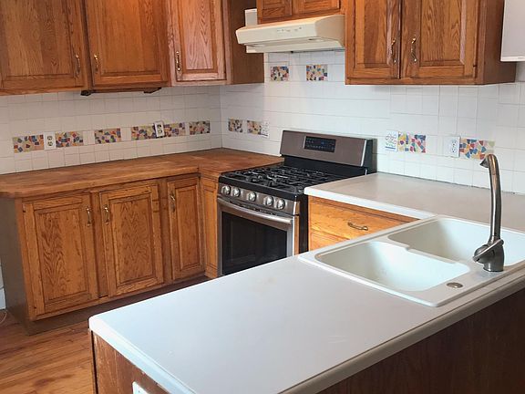 4th image of 402 N Winter St