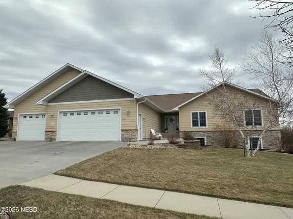 2325 Grant Dr NW, Watertown, SD 57201
