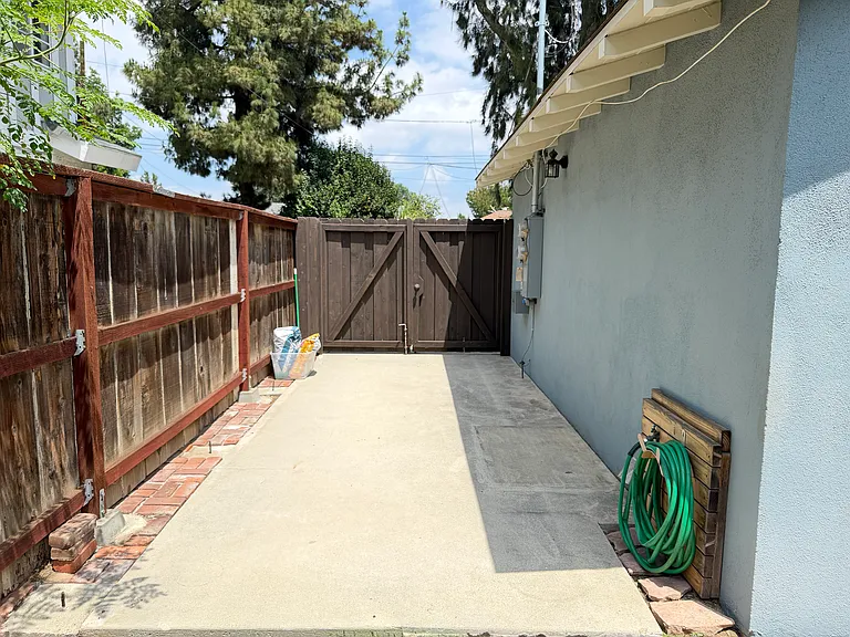 7447 Etiwanda Ave — Photo 16
