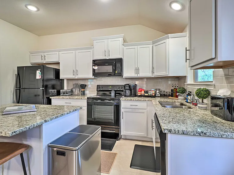 140 Oakhill Dr — Photo 20