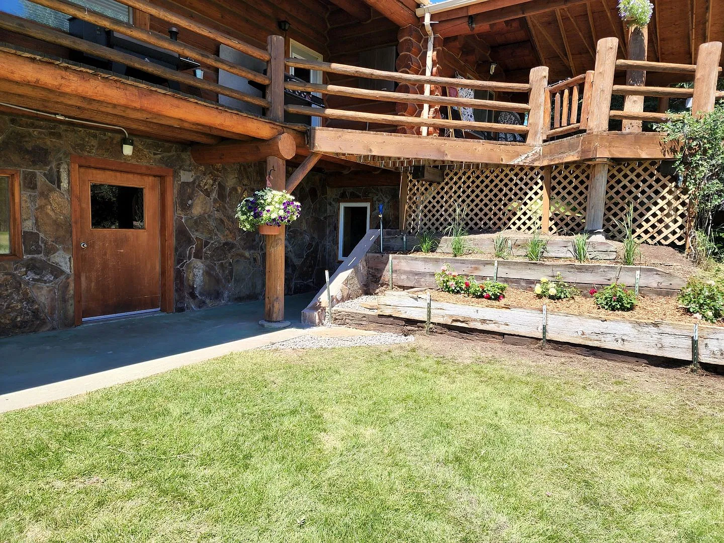 Wildlife abundant, log 2bdrm/1ba lower apartment with utilites included (Power, water, sewer, pro... — Photo 2