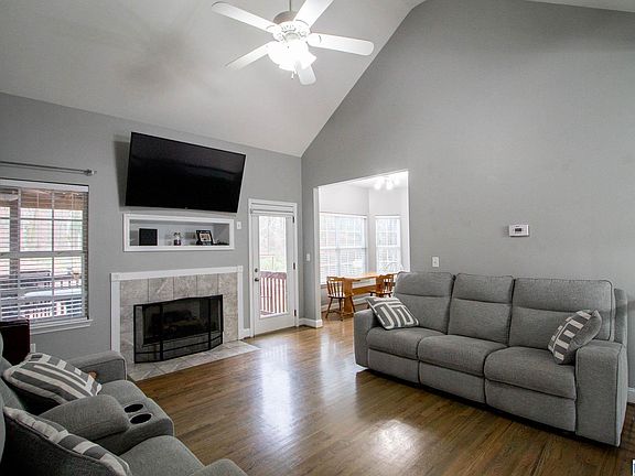 3rd image of 184 Walnut St