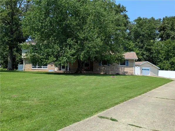 18 Woodmere Dr, Paris, IL 61944