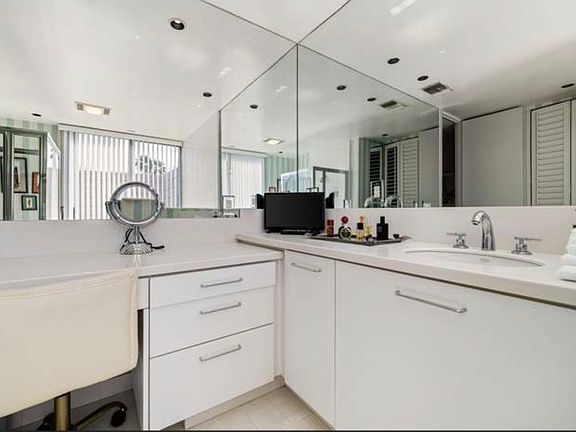 5th image of 1408 Tamarisk West St
