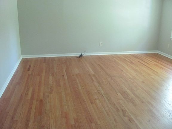3rd image of 824 N Woodland Dr