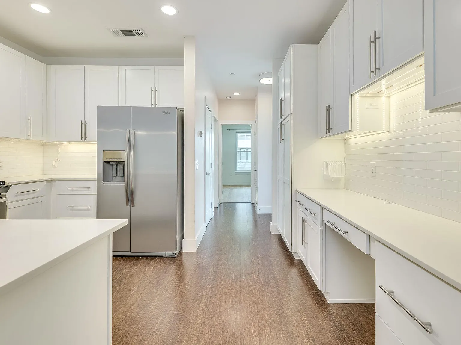 2 bed, 1.0 bath, 945 sqft, $2,400 — Photo 3