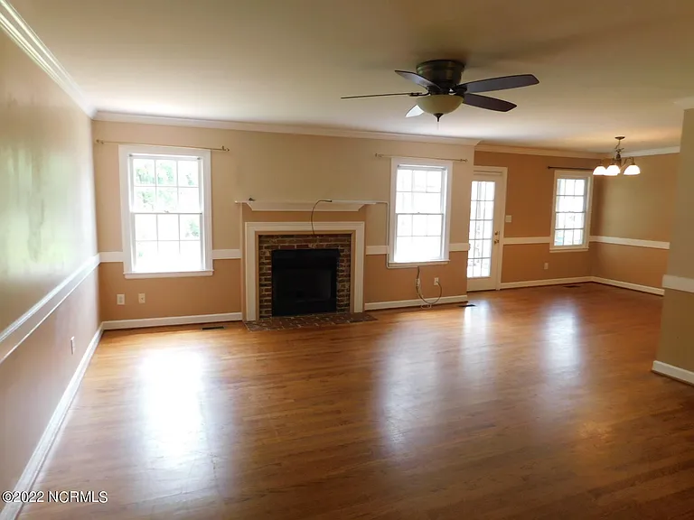 2903 Mandy Ln — Photo 4