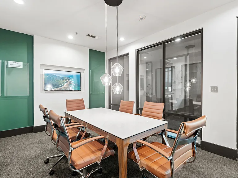 Axis Hamilton — Photo 20