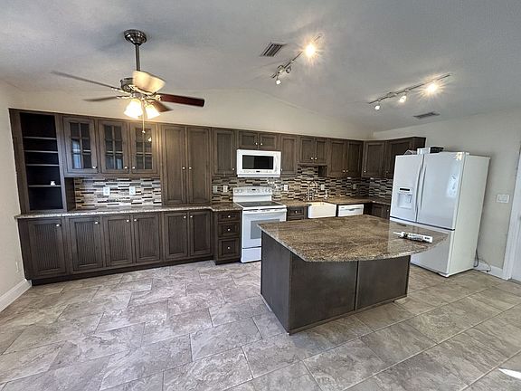 3rd image of 815 Acorn Ln
