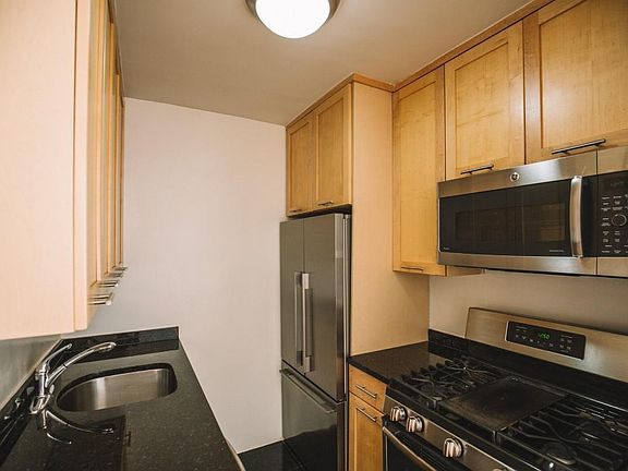3rd image of 435 E 79th St Ph E