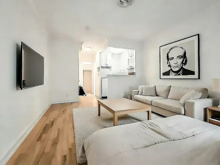 241 E 46th St #2D — Photo 2