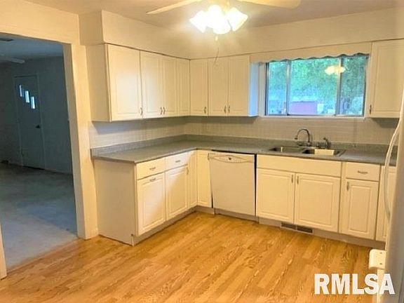 3rd image of 330 Emmons Ave