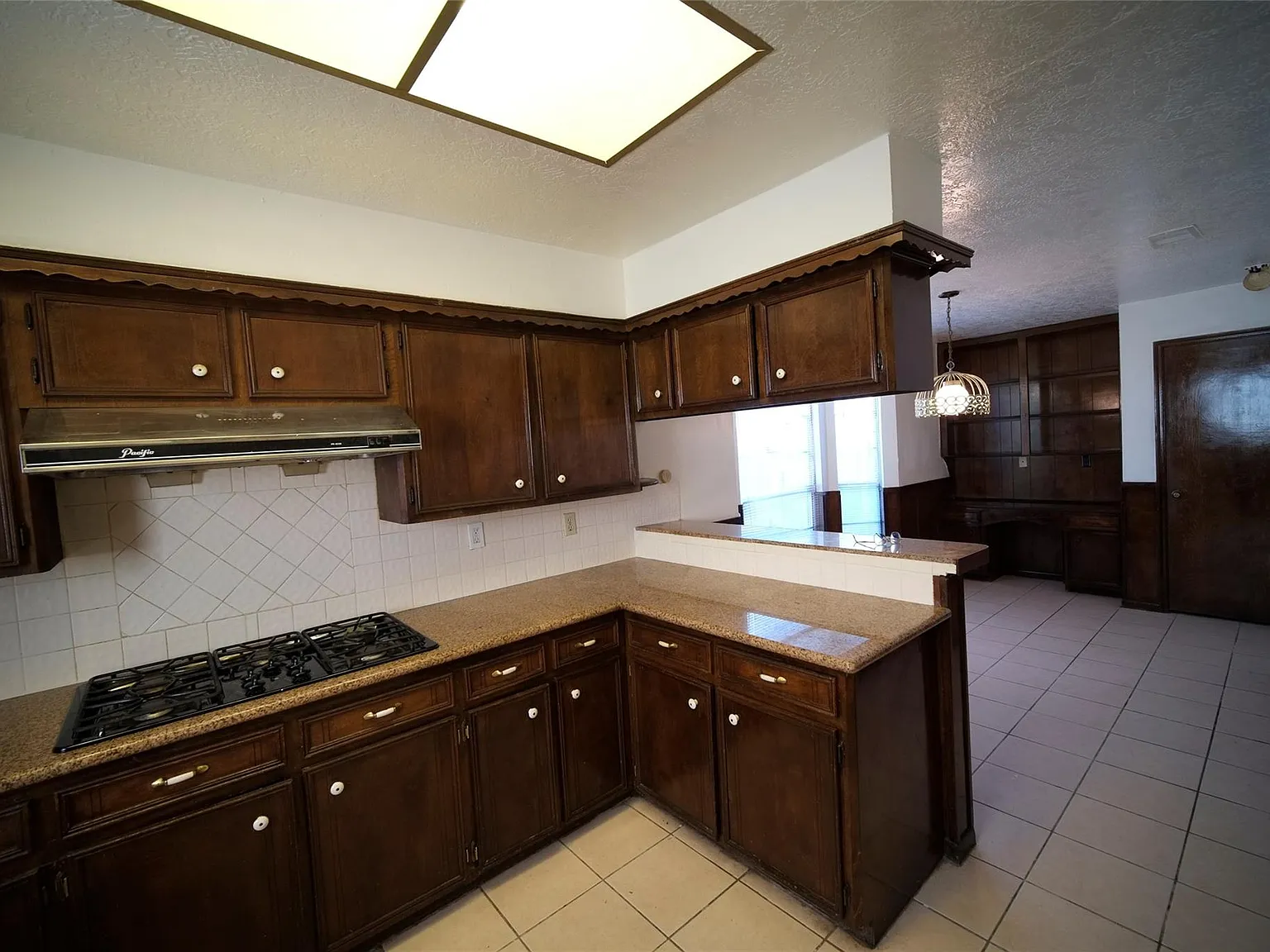 4 bed, 2.0 bath, 1917 sqft, $2,100 — Photo 4