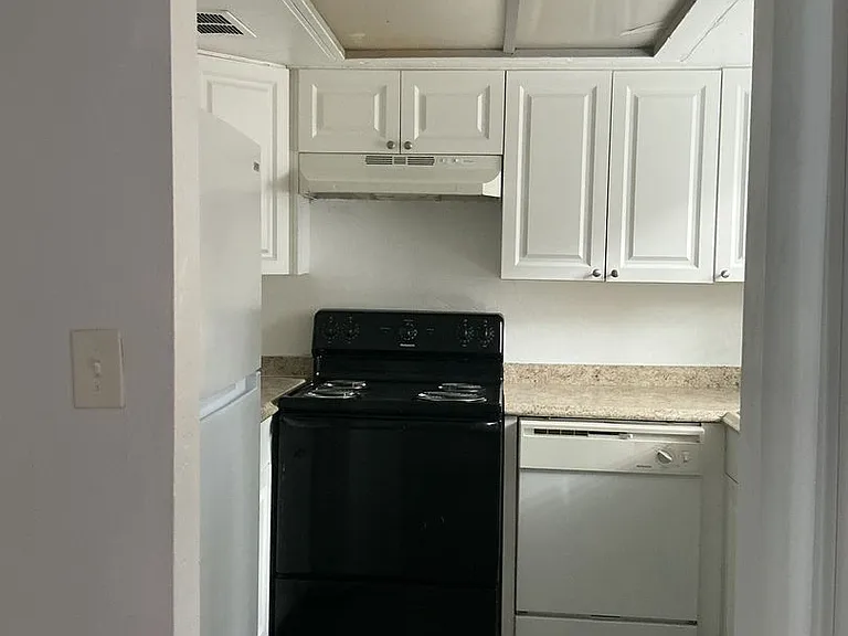 722 SW 70th Ter — Photo 2