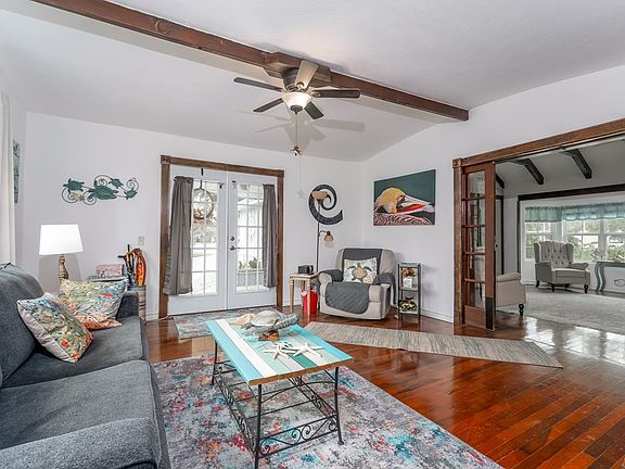 5th image of 402 Morris St