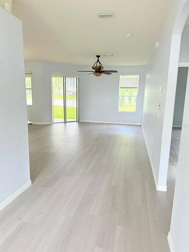 3 bed, 2.0 bath, 1918 sqft, $2,200 — Photo 2