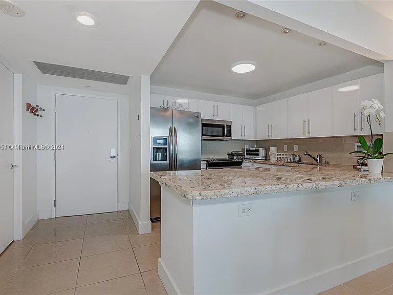 2301 Collins Ave #938 — Photo 18