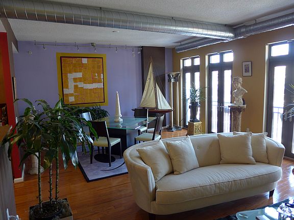 Furniture/decorations not included.