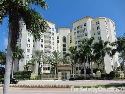 Welcome to Townsend Place : Townhouse living with all the amenities associated with condos.