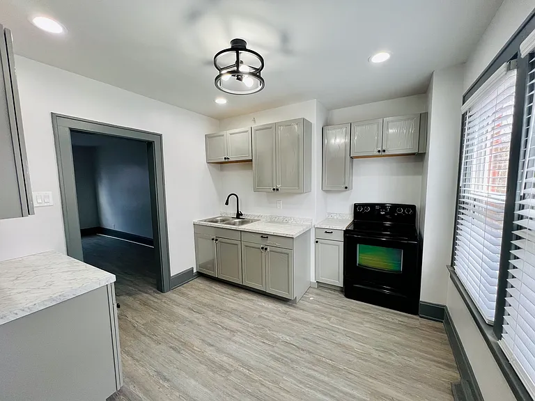 Iris Ave — Photo 1