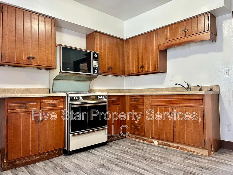 2360 S 9th St — Photo 9