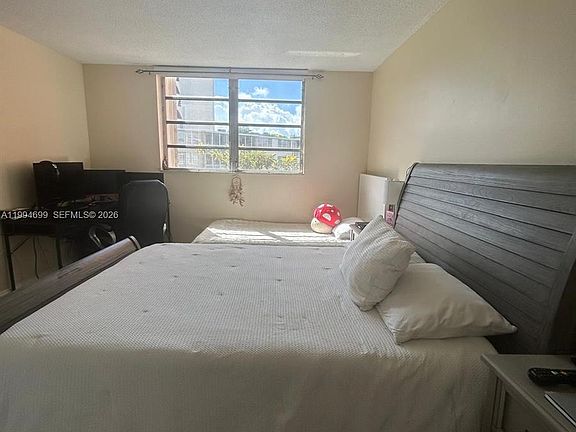 5th image of 1700 NE 191st St APT 304