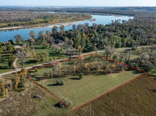 9325 Darin Dr, Bismarck, ND 58504