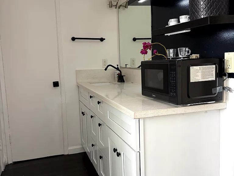 11831 Mayfield Ave #6 — Photo 8
