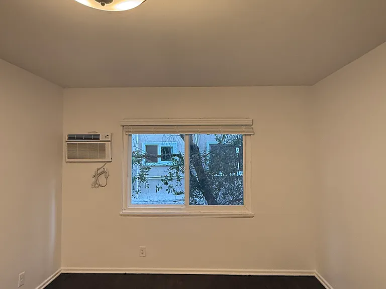 2269 N Beachwood Dr #101 — Photo 12