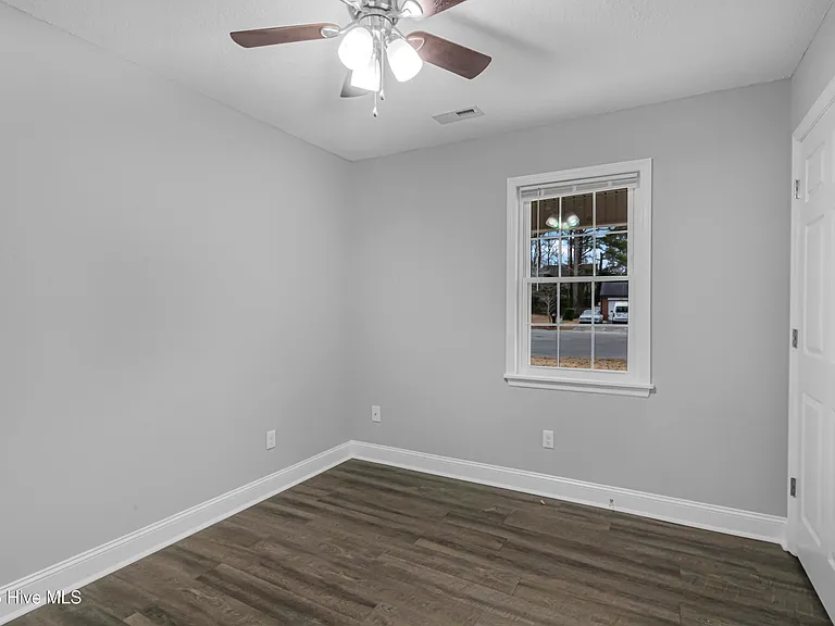 236 White Oak Blvd — Photo 9