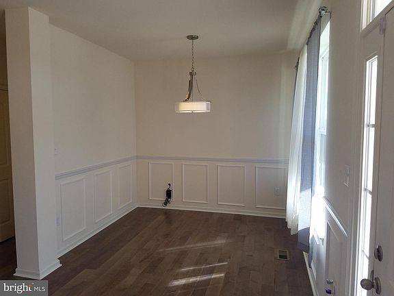 5th image of 211 Saffron Cir