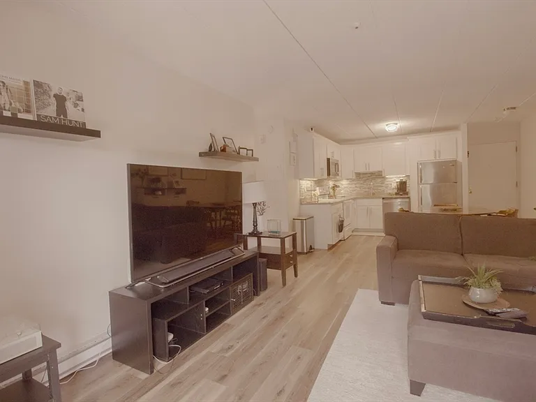 308 Quarry St #202 — Photo 7