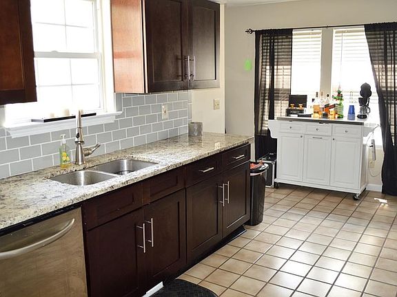 3rd image of 911 Cornell Ct