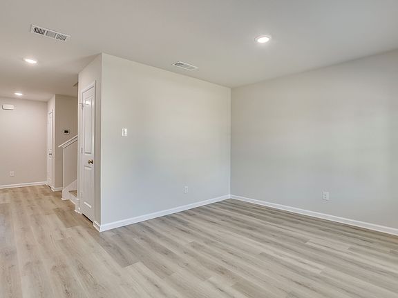 4th image of 820 Sugartree Dr