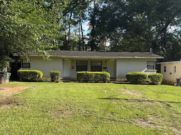 1327 Charlotte St — Photo 1