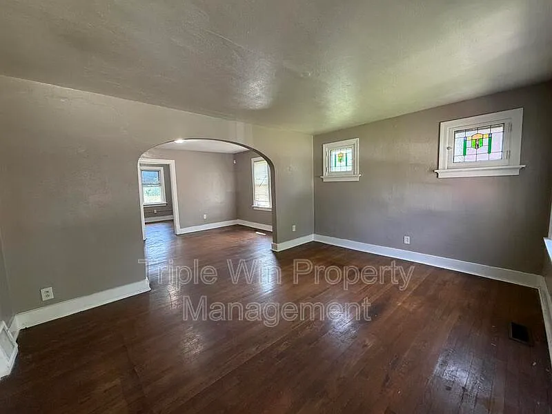 2 bed, 1.0 bath, 918 sqft, $1,050 — Photo 4