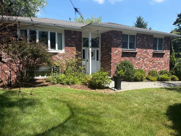 9 Stonegate Rd, Valhalla, NY 10595