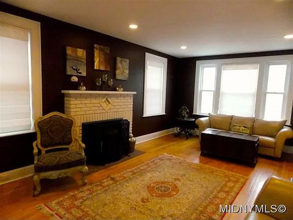 3rd image of 28 Parkway Cir