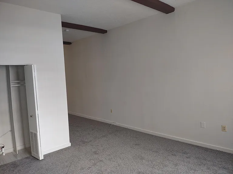 Marlboro Classic Apt & Redwood Square — Photo 35
