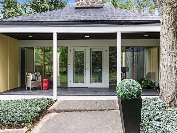 3rd image of 2729 Parkridge Dr