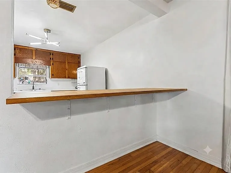 13 E Magnolia St — Photo 3
