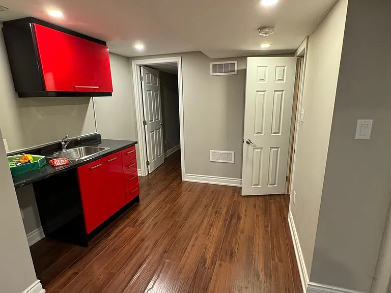 101 Bentley Cres — Photo 10