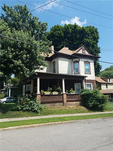835 10th Ave photo 1