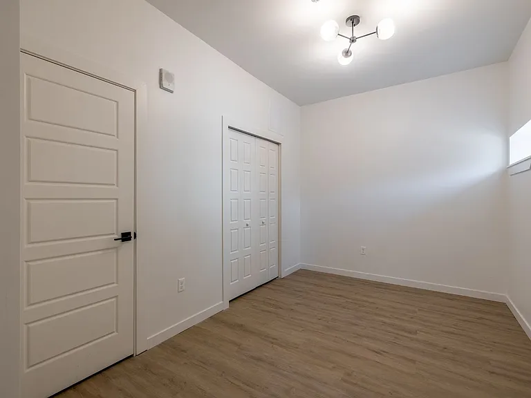 240 Mack Ave — Photo 29