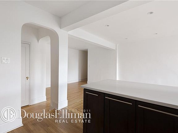 3rd image of 60 Plaza St E APT 6F