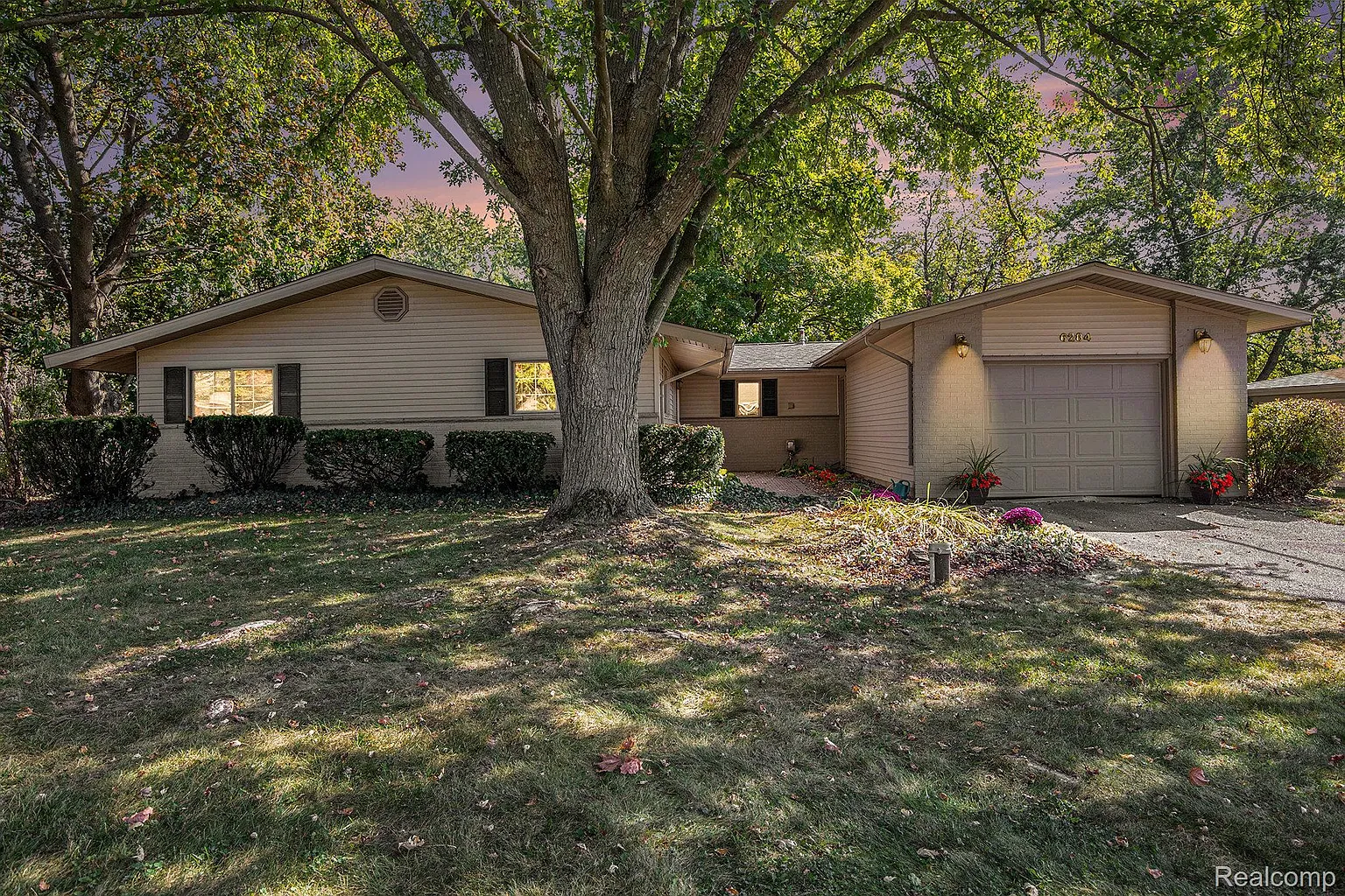 6284 Westview Dr photo 1