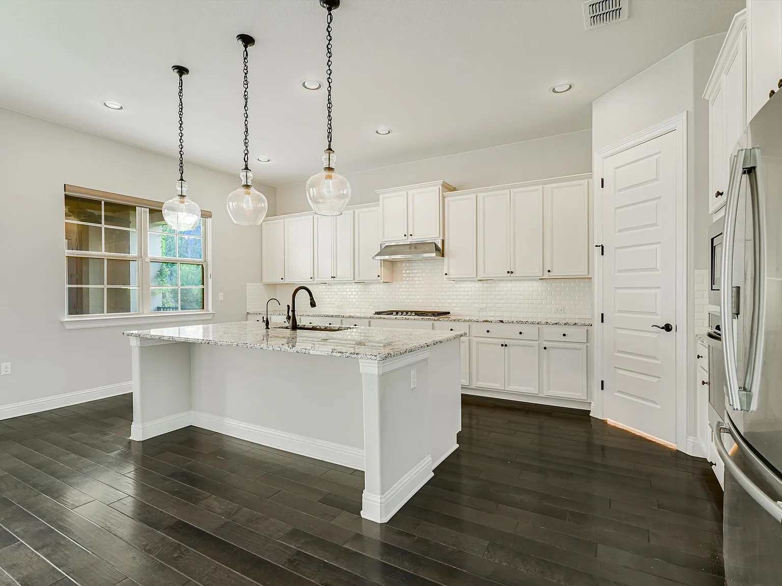 3 bed, 3.5 bath, 2559 sqft, $3,000 — Photo 3